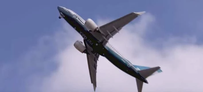 Εντυπωσιακό! Η στιγμή που ένα γιγάντιο Boeing κάνει μια σχεδόν κάθετη απογείωση (βίντεο)